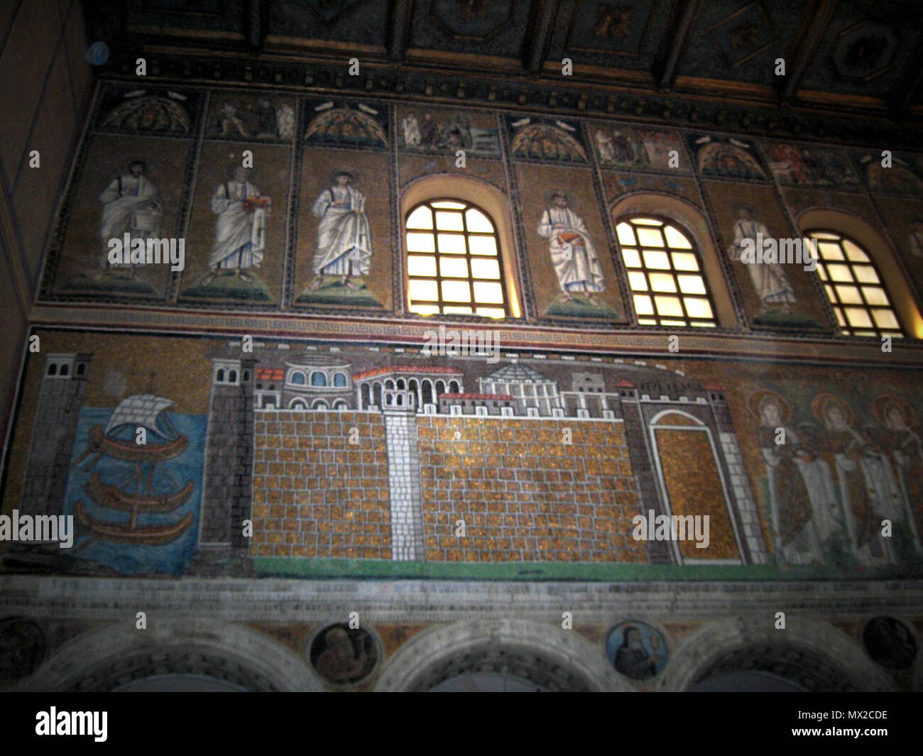 . Inglese: basilica di Sant'Apollinare Nuovo in Ravenna, Italia: "La porta della Classis'. Mosaico di un Ravennate italiano-officina bizantina, completata entro 526 D.C. con la cosiddetta 'Master di Sant'Apollinare'. Italiano: Basilica di Sant'Apollinare Nuovo a Ravenna: 'Il porto di Classe.". Mosaico di scuola ravennate italo-bizantina, completato entro il 526 d.C. dal cosiddetto "maestro di Sant'Apollinare'. . Il 5 aprile 2006. Georges Jansoone 543 Sant'.Apollinare.Nuovo10 Foto Stock