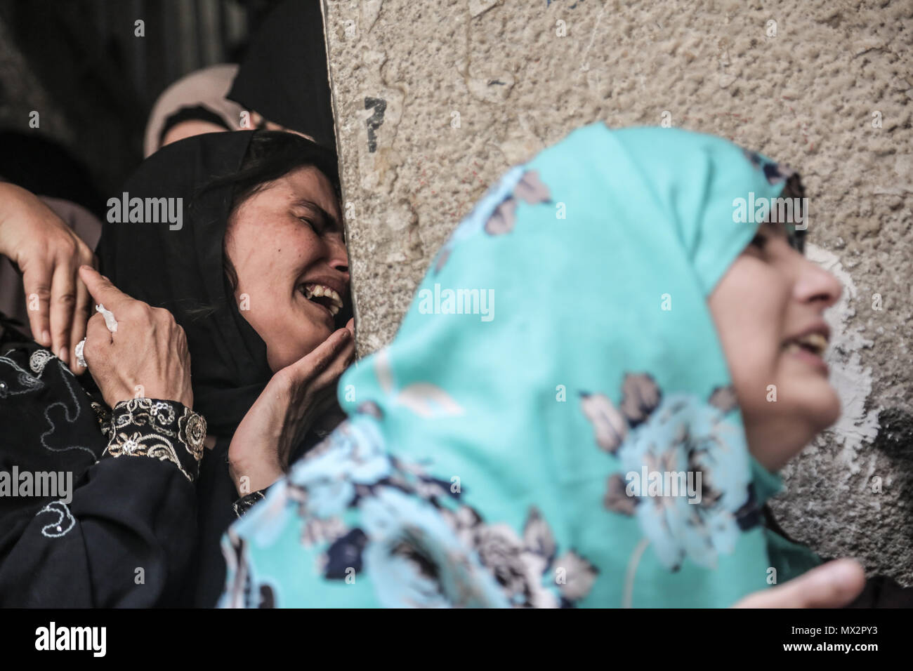 Yusuf Shabat, 30 anni, lavora a vendere verdure davanti a casa sua nel nord della Striscia di Gaza città di Beit Hanoun, ferito dagli occupanti israeliani Foto Stock