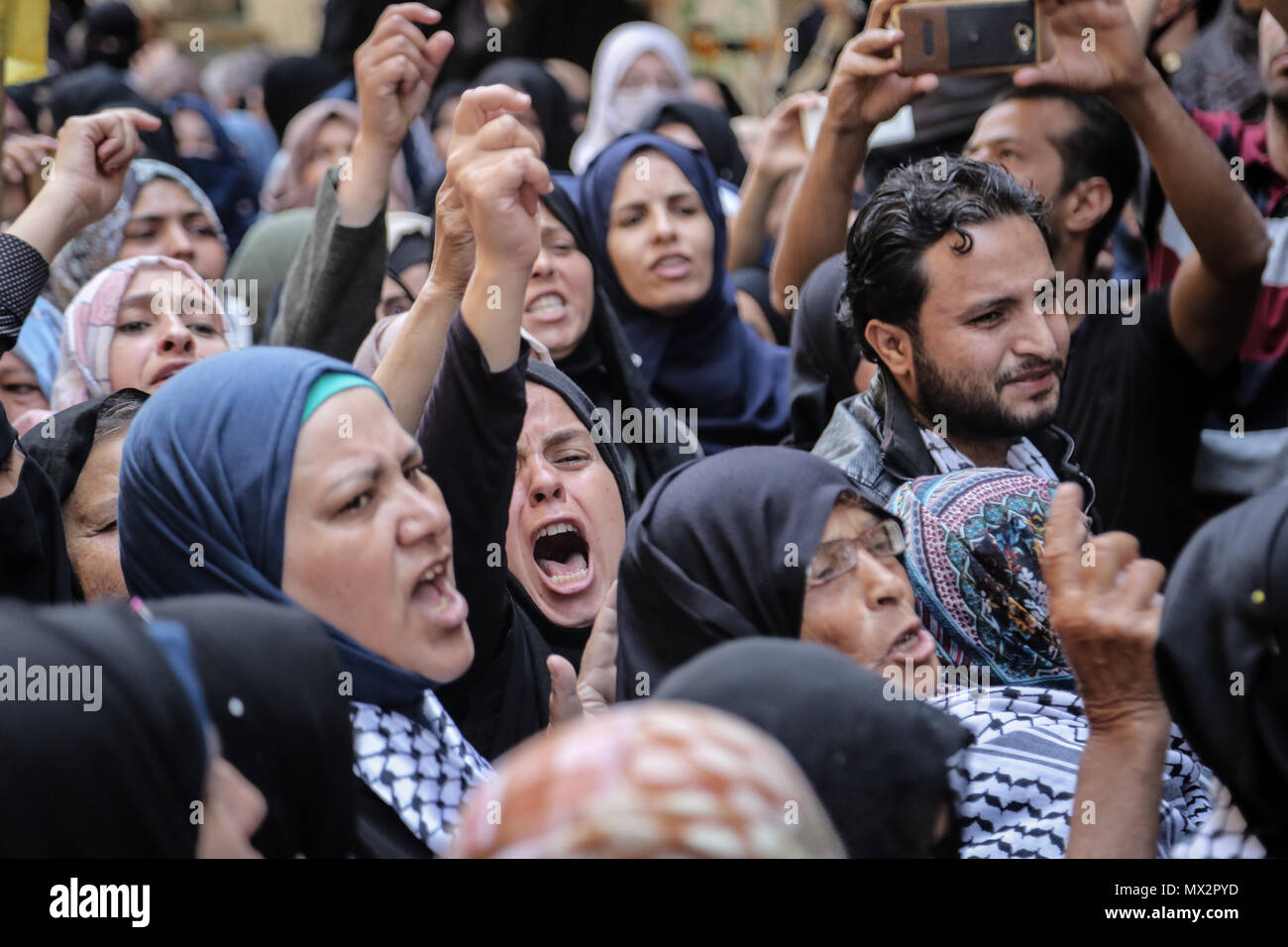 Yusuf Shabat, 30 anni, lavora a vendere verdure davanti a casa sua nel nord della Striscia di Gaza città di Beit Hanoun, ferito dagli occupanti israeliani Foto Stock