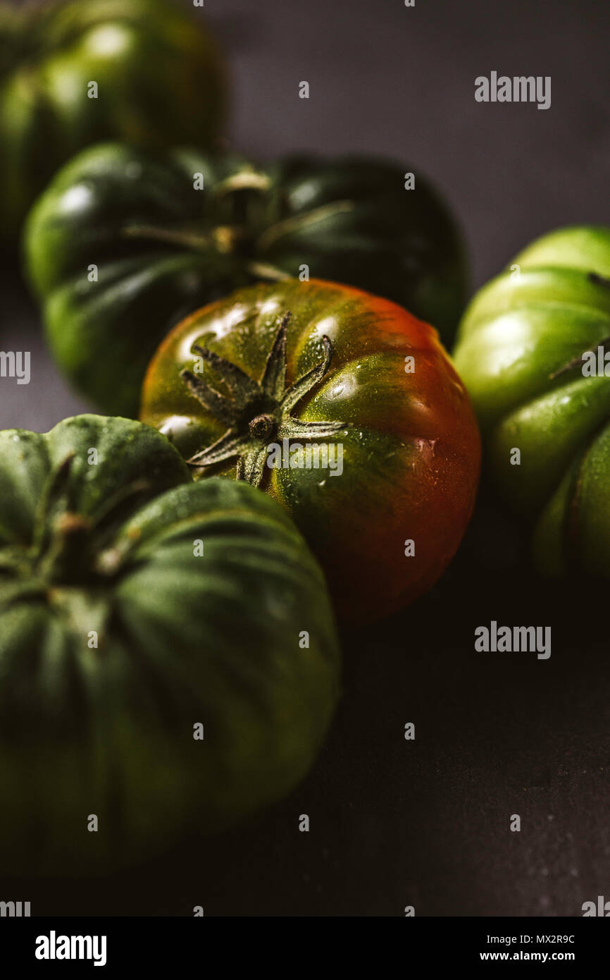 Moody close-up di pomodoro verde Foto Stock