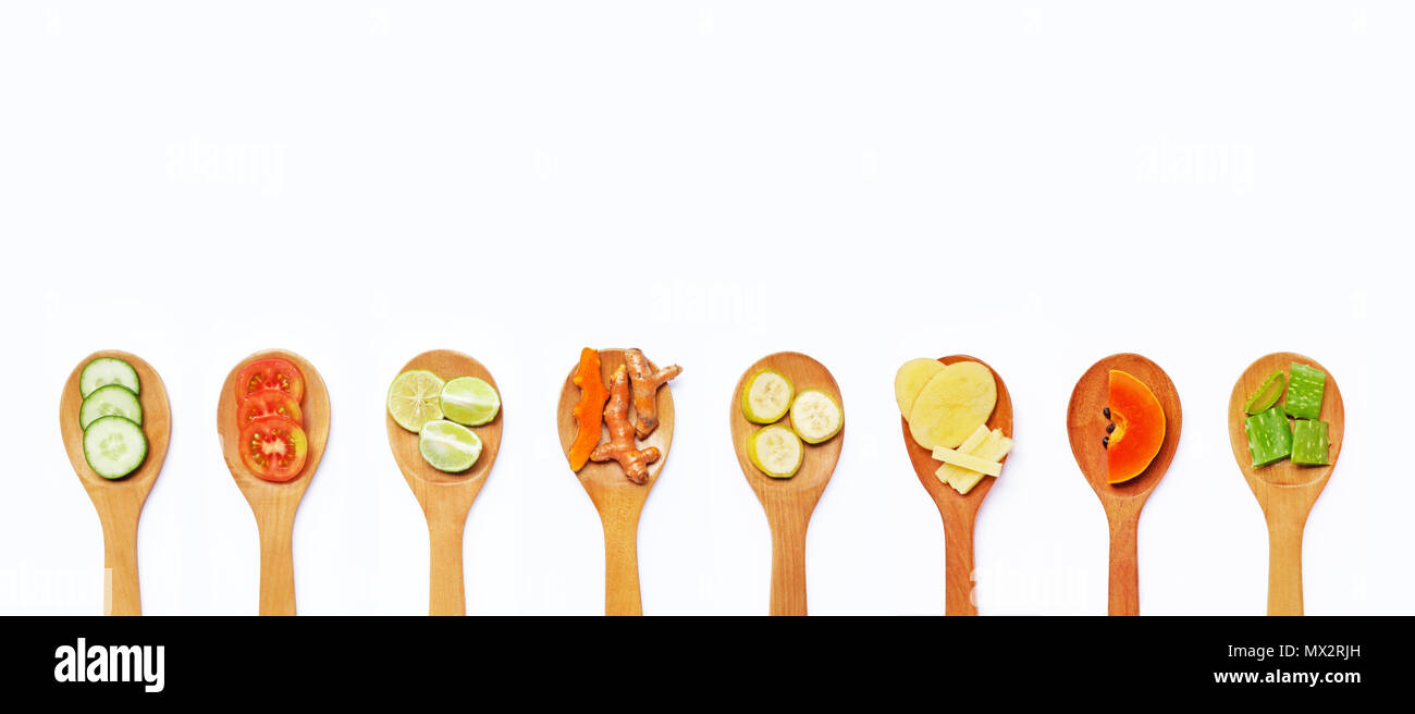 Aloe foglie fresche con aloe vera gel su misura in legno cucchiaio. isolato su bianco Foto Stock