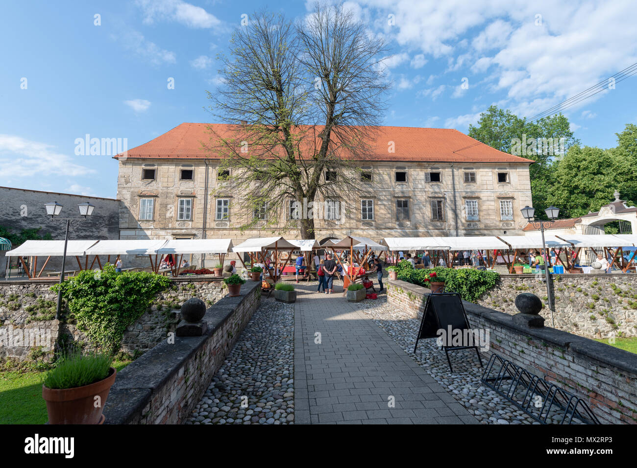 Slovenska Bistrica, 2 Giugno 2018: cortile del castello in Slovenska Bistrica con ingresso anteriore, il cortile è utilizzato oggi come un mercato di generi alimentari, publi Foto Stock