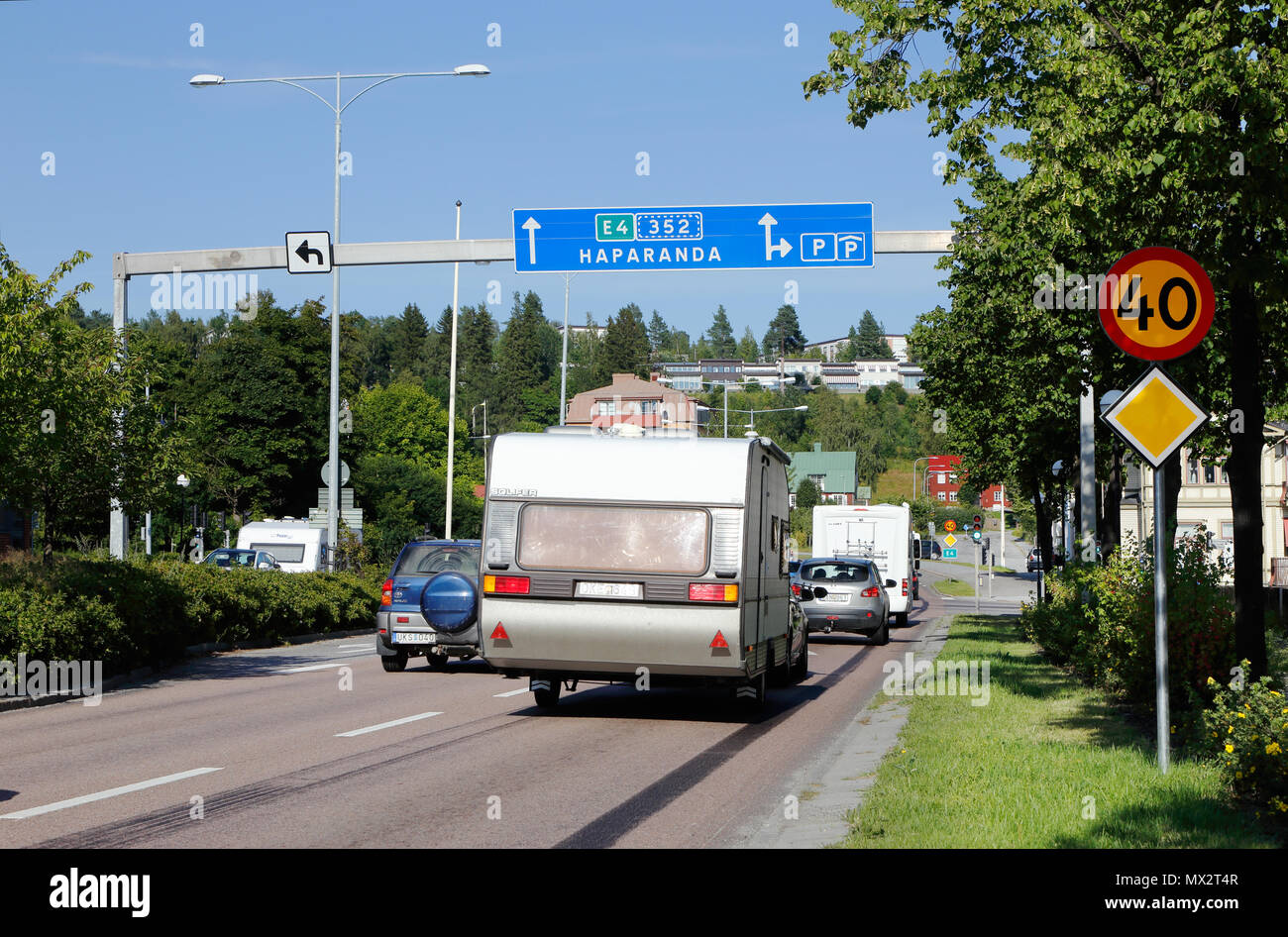 Ornskoldsvik, Svezia - 24 Luglio 2016: il traffico tramite Ornskoldsvik sulla strada E4 nella direzione norh. Foto Stock