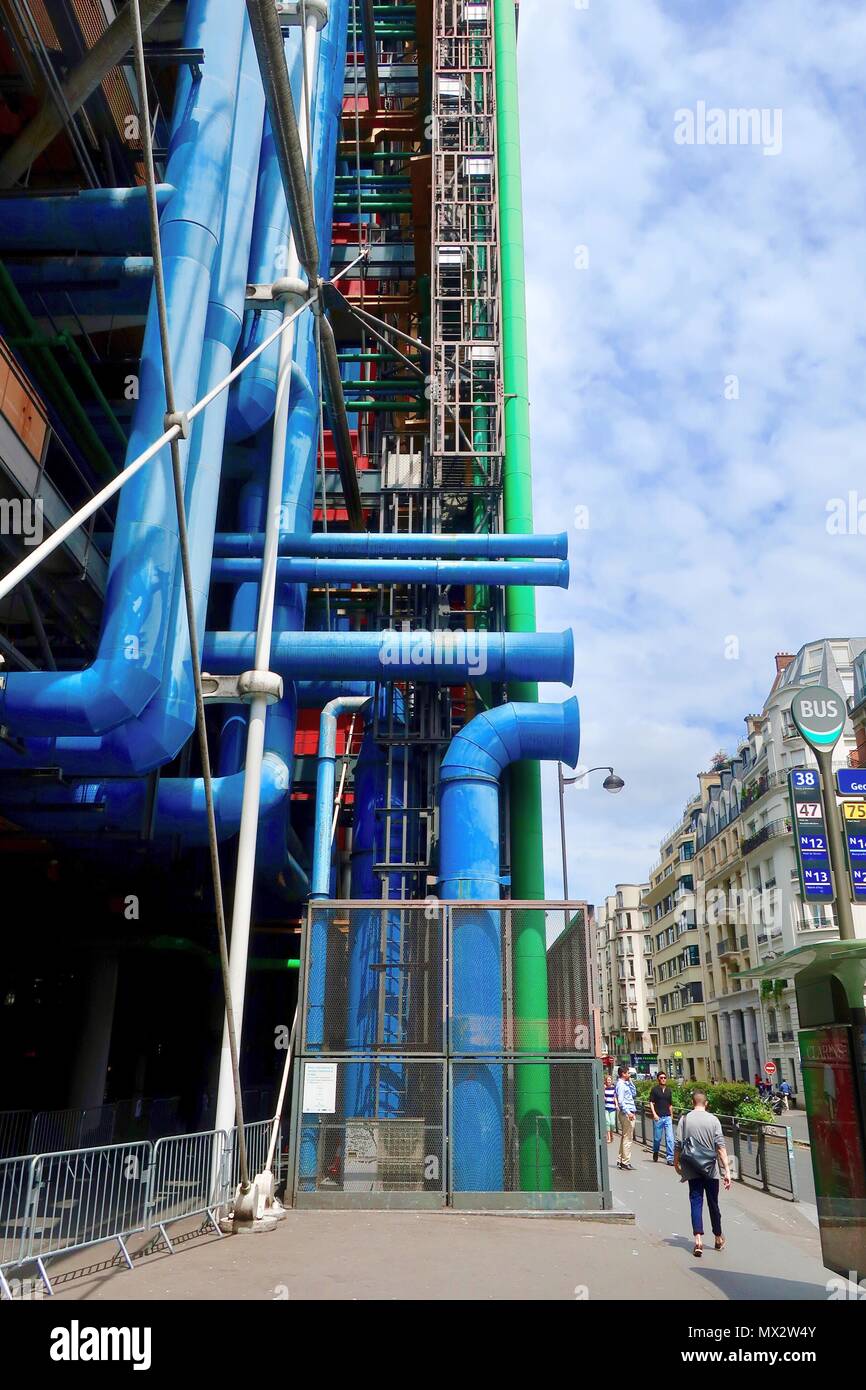 Parigi, Francia. Luminosa calda soleggiata giornata di primavera, maggio 2018. Esterno del centro Pompidou. Foto Stock