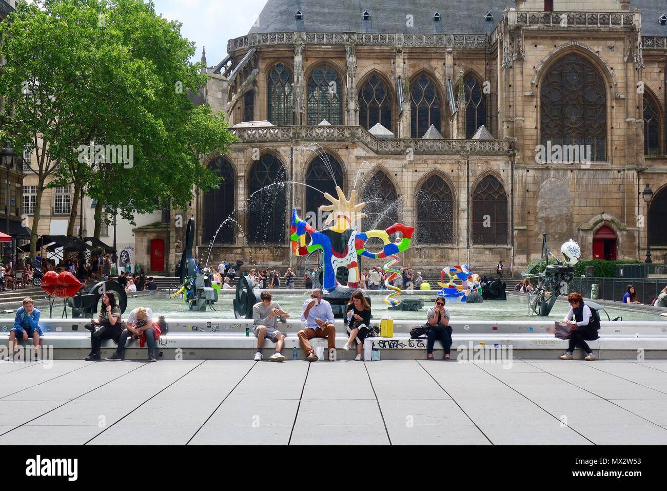 Parigi, Francia. Luminosa calda soleggiata giornata di primavera, maggio 2018. Le persone che si godono le fontane e arte presso la Place Igor Stravinsky vicino al centro Pompidou. Foto Stock