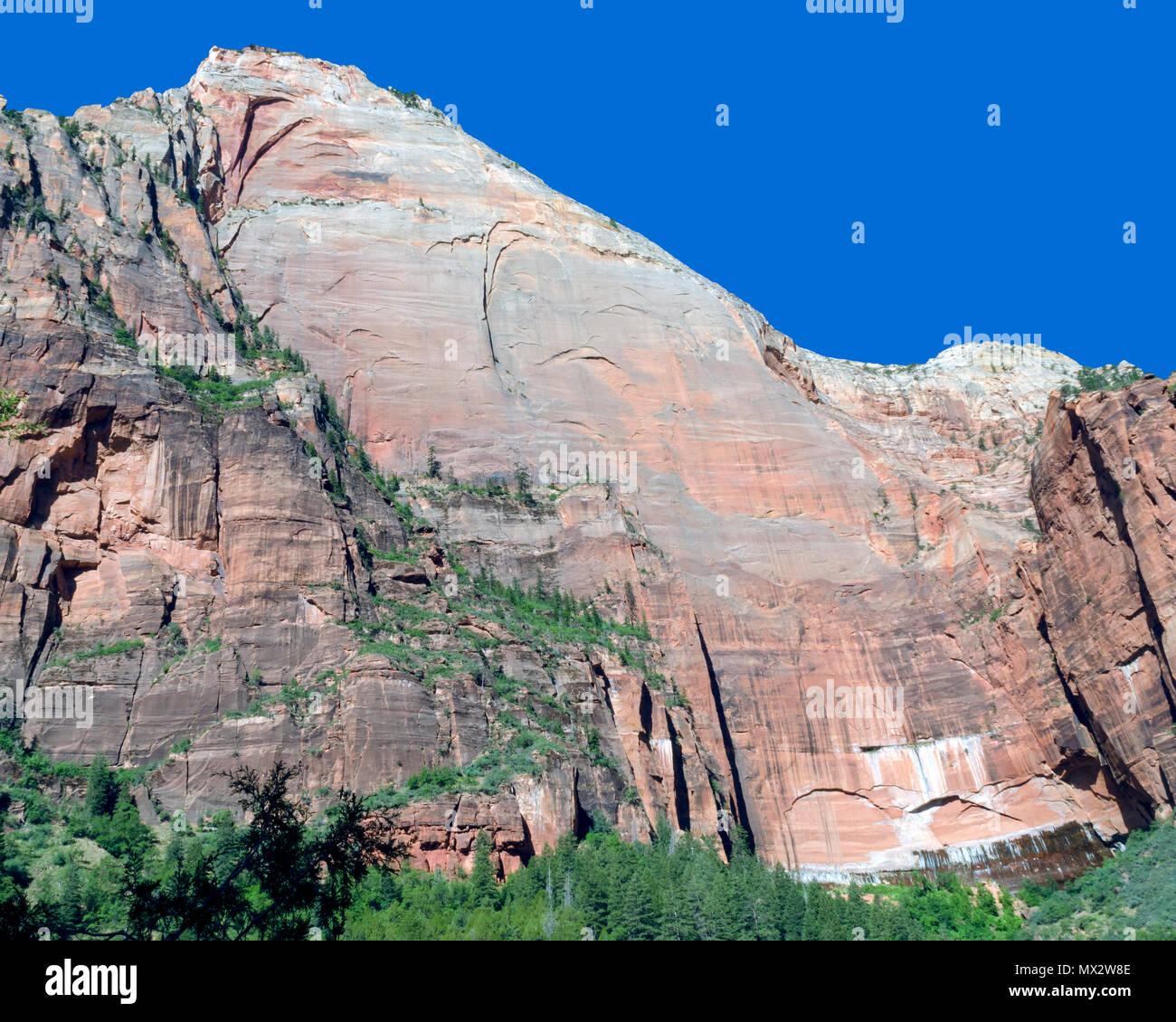 Solida roccia mountain top sotto il cielo chiaro e canyon verticale parete. Foto Stock