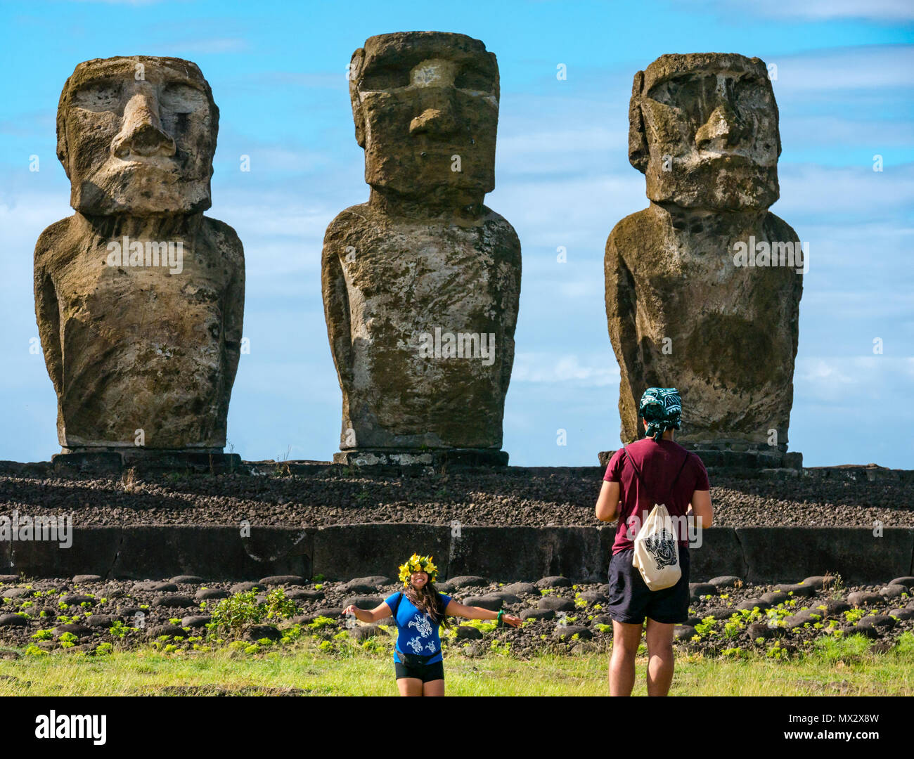 Tongariki Moai, ricostruita più grande Ahu sito archeologico, con giovani d donna che posano per una foto, l'isola di pasqua, Rapa Nui, Cile Foto Stock