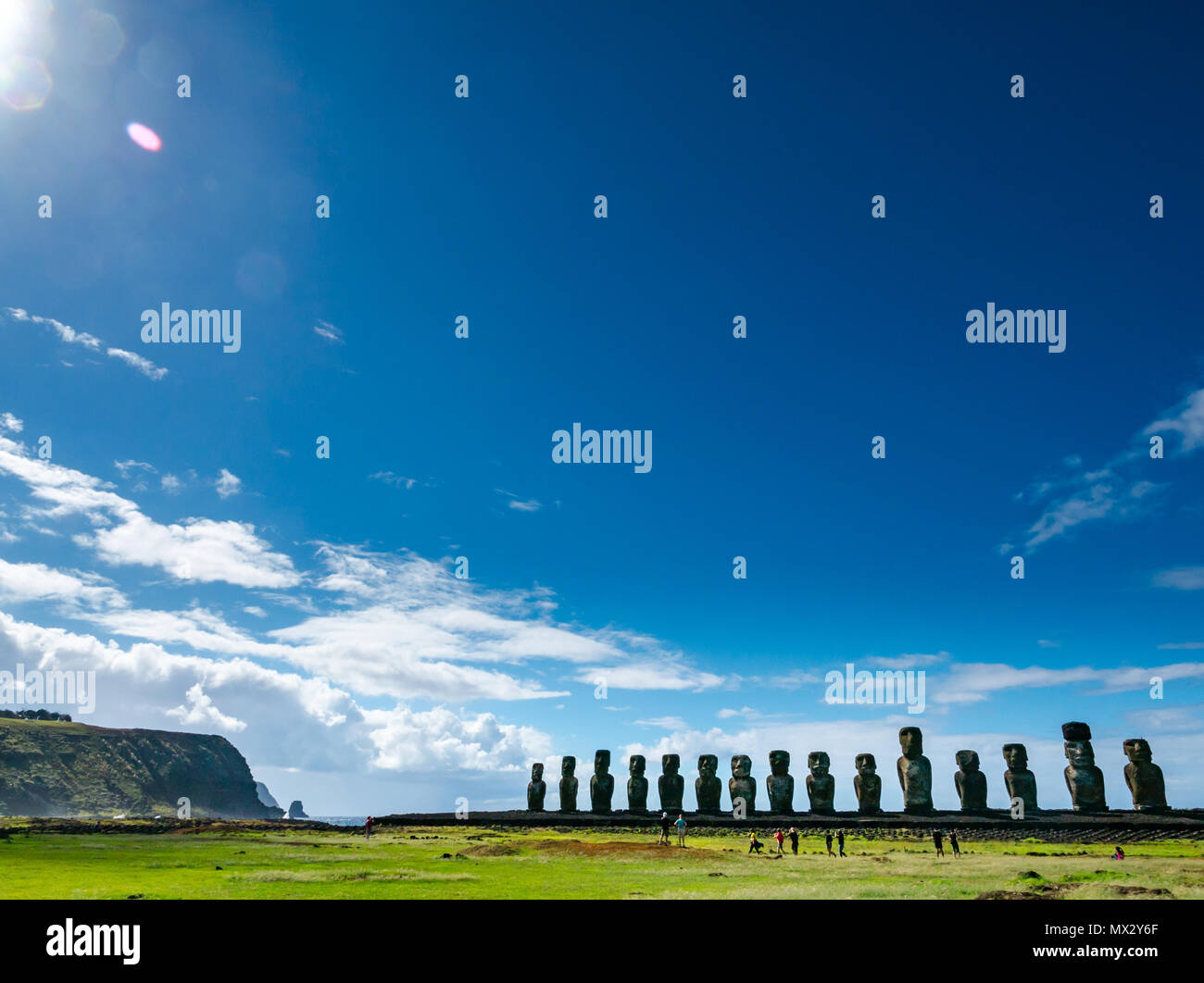 Tongariki Moai scolpito teste, più grande ricostruito AHU, Isola di Pasqua, Rapa Nui, Cile Foto Stock