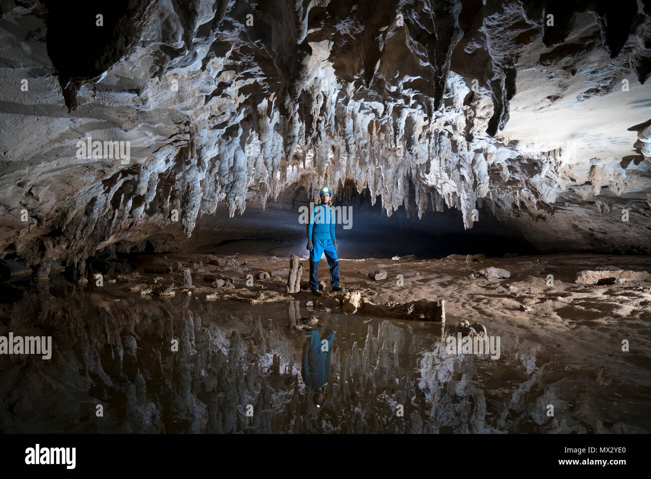 La riflessione di stalattiti nell'acqua. Foto Stock