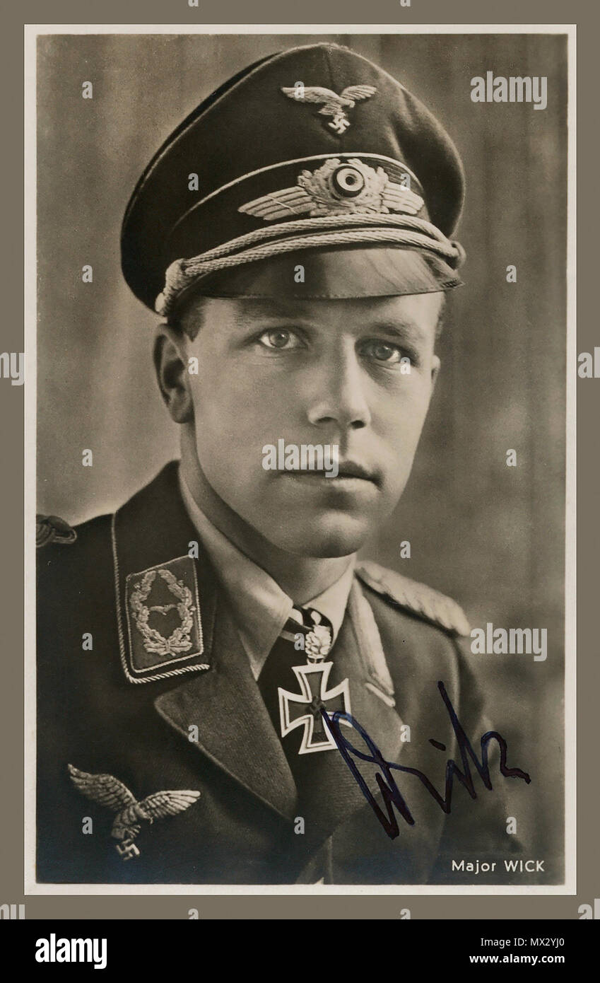Il maggiore Helmut Paul Emil Wick (5 agosto 1915 – 28 novembre 1940) è stato un comandante di ala Luftwaffe e e un asso volante nella seconda guerra mondiale, e il quarto destinatario della Croce di Cavaliere della Croce di ferro con foglie di quercia della Germania nazista, la più alta decorazione militare della nazione al tempo. Volando il Messerschmitt BF 109, ha rivendicato tutte le sue 56 vittorie contro gli alleati occidentali. Cartolina promozionale firmata WW2 Foto Stock