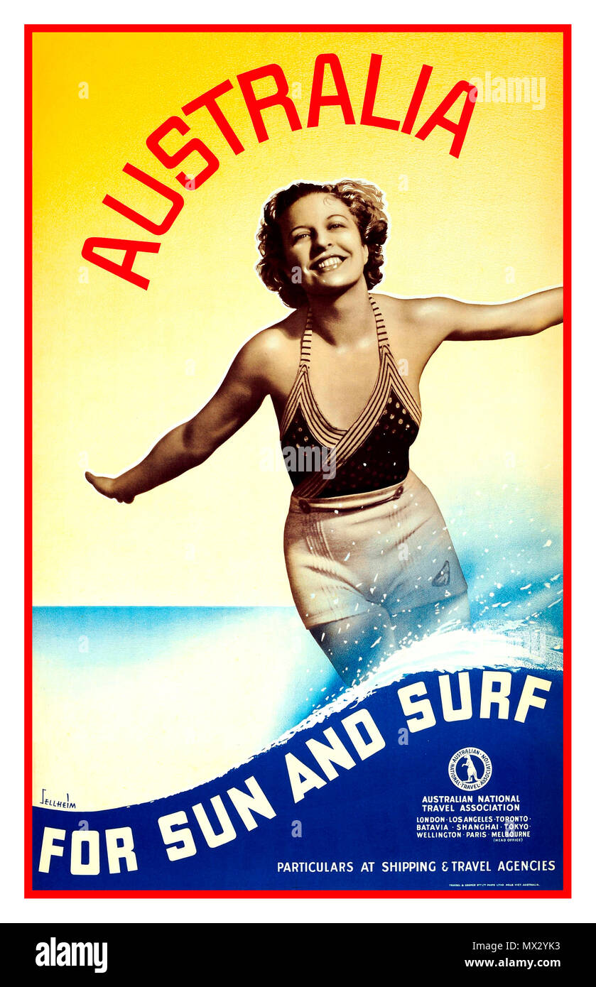 Vintage degli anni trenta viaggi poster pubblicitari " Australia per il sole e il Surf" pubblicato dalla Australian National Travel Association. Design by premiato architetto e designer grafico Gert Sellheim (Gert Hugo Emmanuel Sellheim; 1901-1970) dotato di una fotografia in bianco e nero di un sorridente giovane donna che indossa un costume da bagno contro un soleggiato sfondo giallo con la stilizzazione di una onda blu schizzi fino le sue gambe. Foto Stock