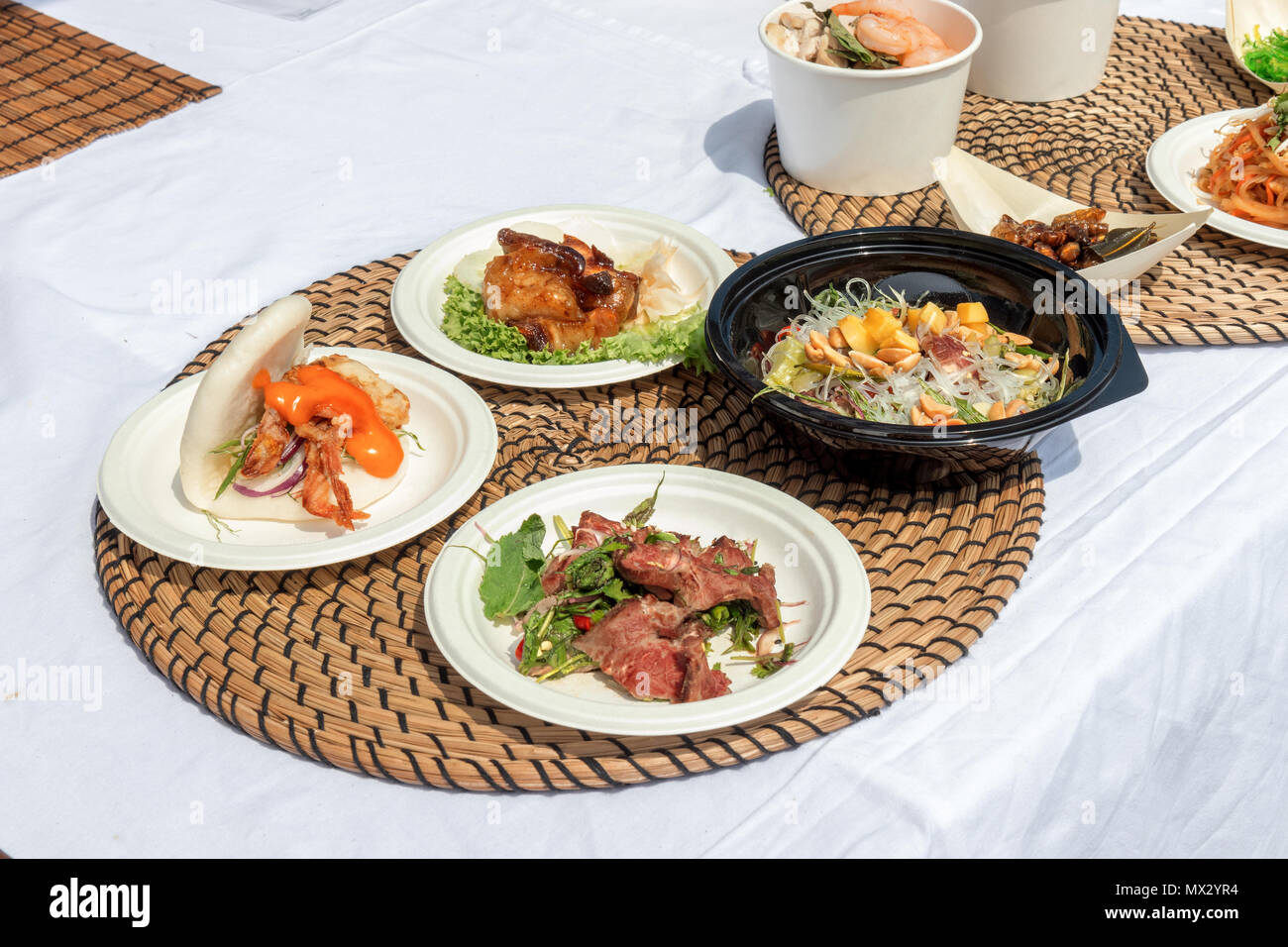 I campioni di cibo, variazioni di diversi piatti asiatici serviti su vassoi durante l'Asian street farmers market. Guscio morbido Crab Bao, arrosti di baco da seta, Tom Yu Foto Stock