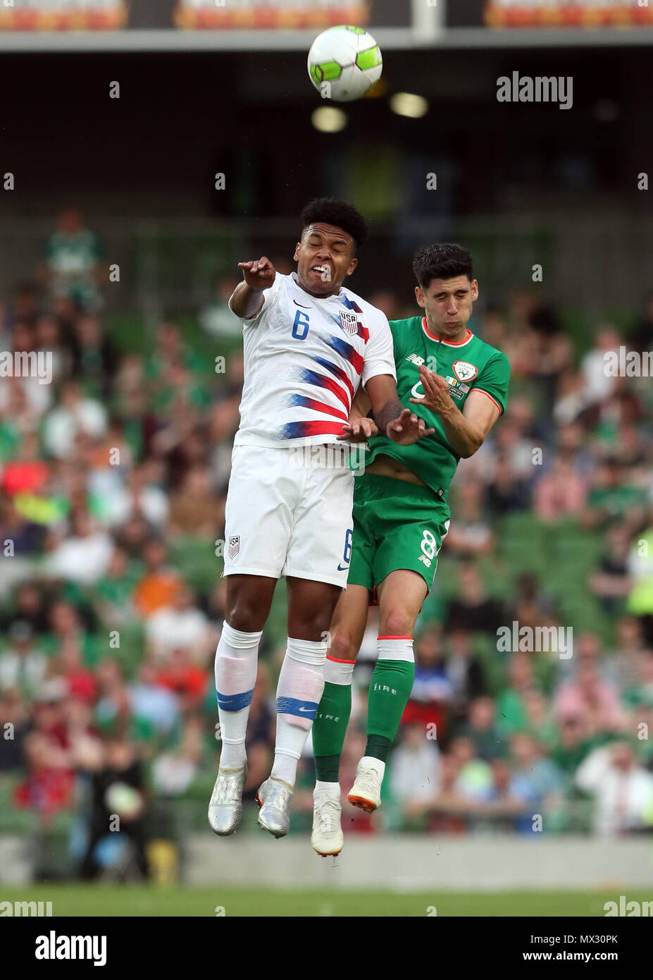 Degli Stati Uniti Weston McKennie (sinistra) e Repubblica di Irlanda è Callum O'Dowda battaglia per la sfera durante l'amichevole internazionale corrisponde all'Aviva Stadium di Dublino. Foto Stock