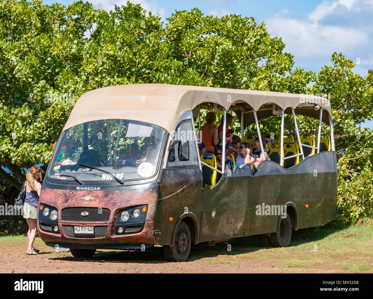 Imbarco turistico jungle mimetizzata autobus turistico, Rano Raraku Visitor Center, l'isola di pasqua, Rapa Nui, Cile Foto Stock