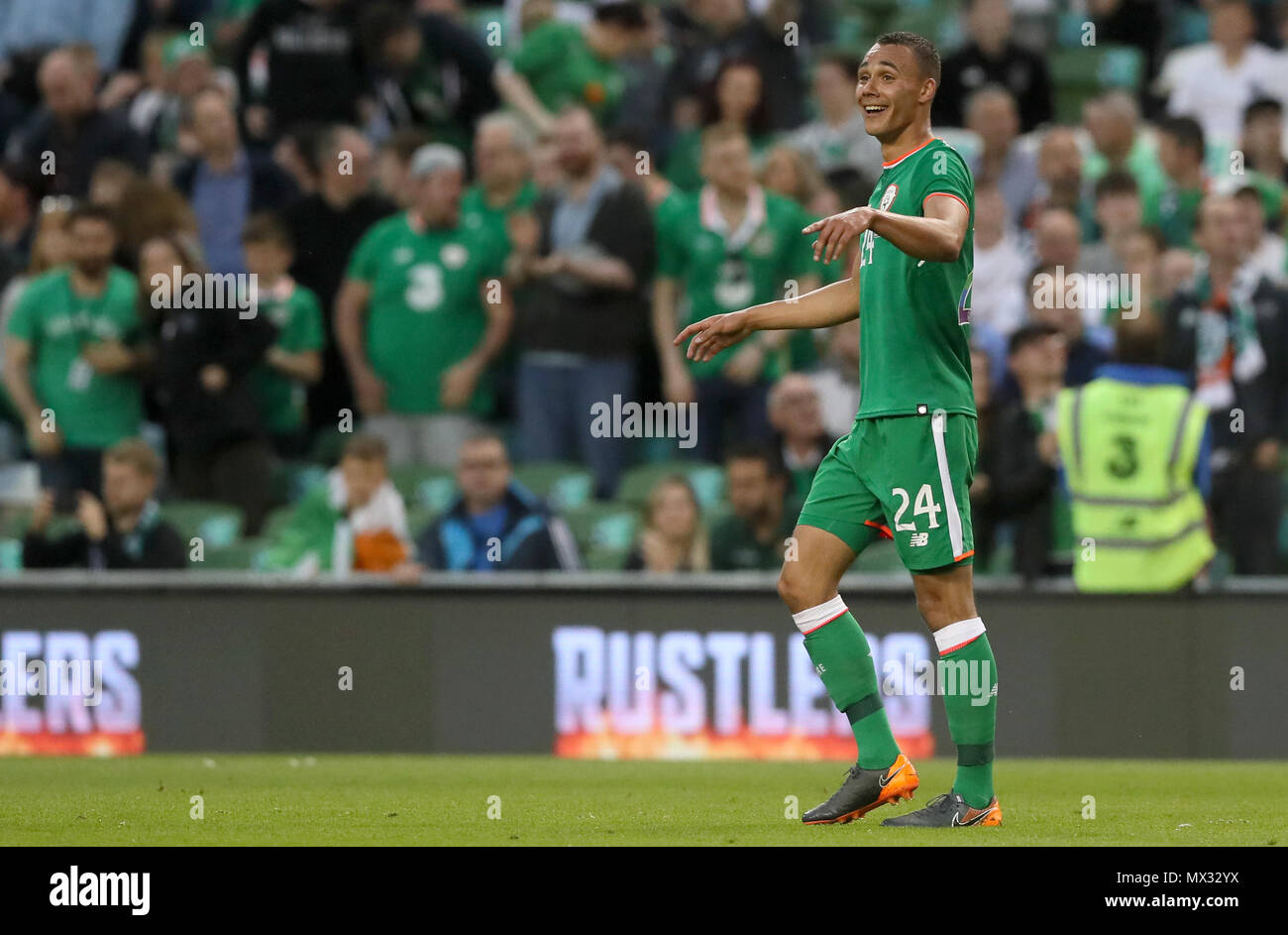 Repubblica di Irlanda è Graham Burke punteggio celebra il suo lato del primo obiettivo del gioco durante l'amichevole internazionale corrisponde all'Aviva Stadium di Dublino. Foto Stock