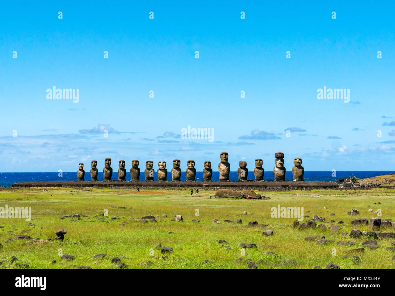 Tongariki Moai, ricostruita più grande ahu, con l'Oceano Pacifico sullo sfondo, l'isola di pasqua, Rapa Nui, Cile Foto Stock