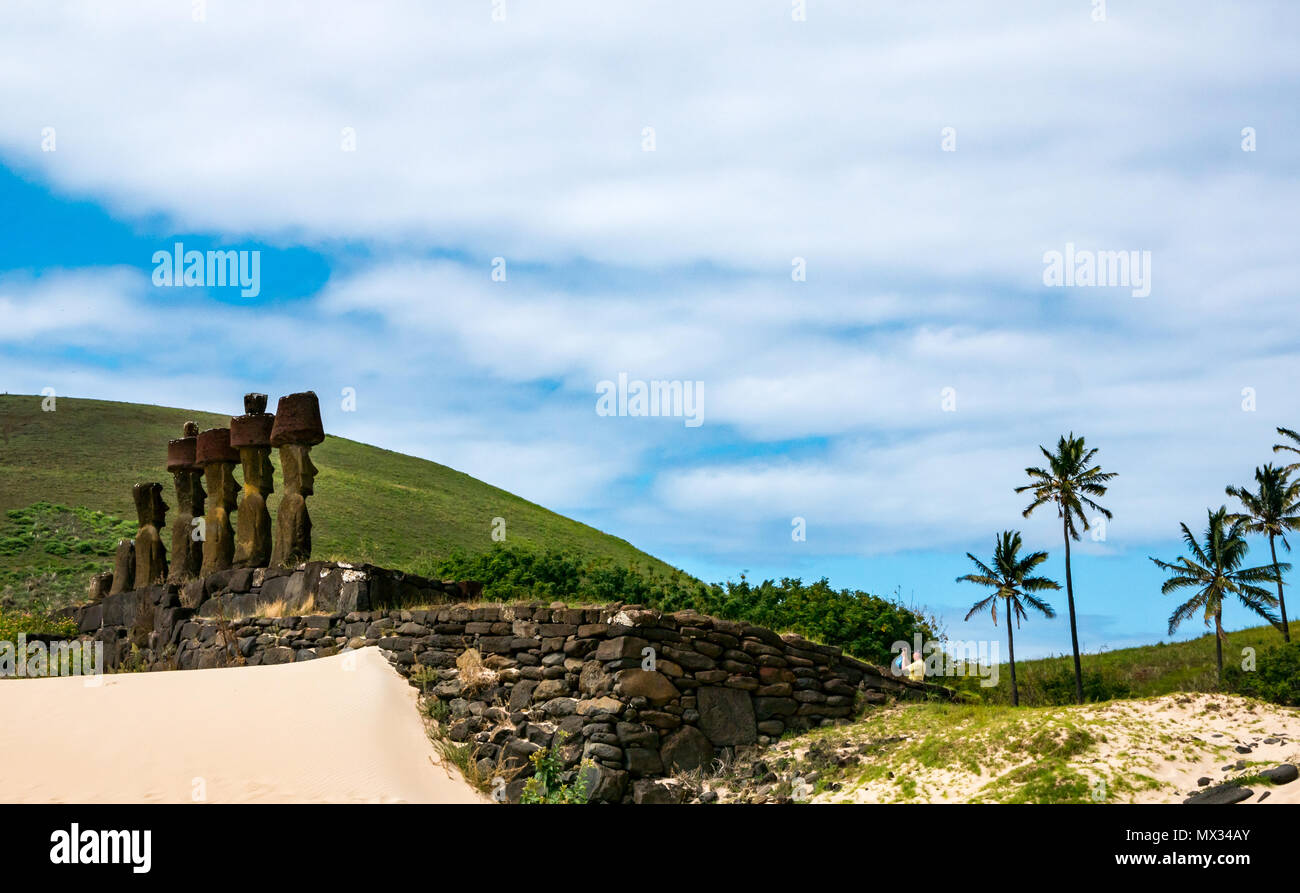 Ahu Nau Nau, Moai pietra scolpita la figura alla spiaggia di Anakena, Isola di Pasqua, Rapa Nui, Cile, con turistica prendendo foto Foto Stock