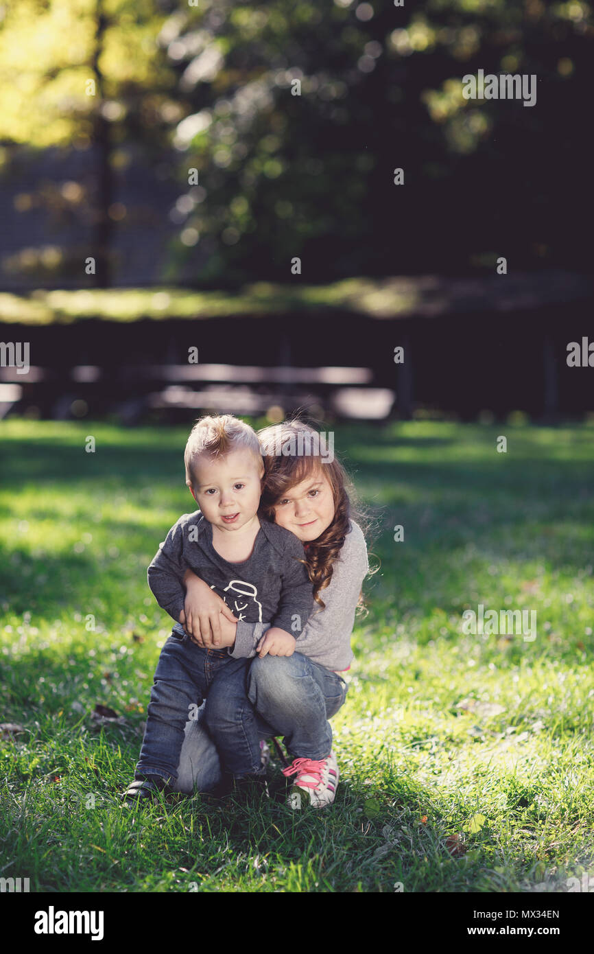 La felicità un ragazzo e una ragazza divertimento all'aperto sotto la luce del sole Foto Stock