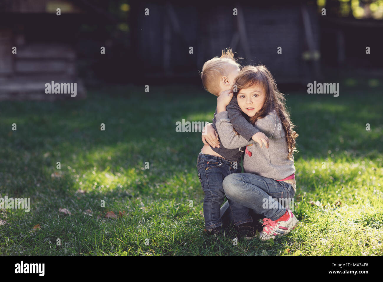 La felicità un ragazzo e una ragazza divertimento all'aperto sotto la luce del sole Foto Stock