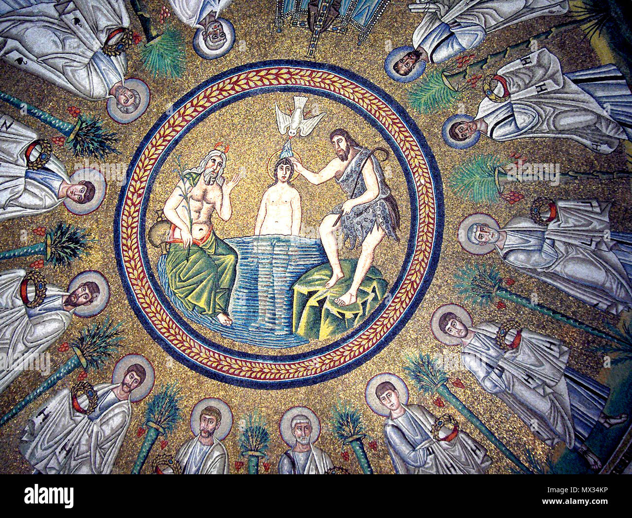 . Inglese: cupola raffigurante il battesimo di Gesù da parte di San Giovanni Battista e il diavolo con le corna come un uomo vecchio sorge sul lato sinistro, tenendo in mano un sacchetto di cuoio; Battistero ariano, Ravenna, Italia. Immagine simile del diavolo è stato mostrato nel midrash Tanchuma circa 1900. Oggi. Oggi. . Il 5 aprile 2006. Georges Jansoone 71 Battistero.Ariani06 Foto Stock