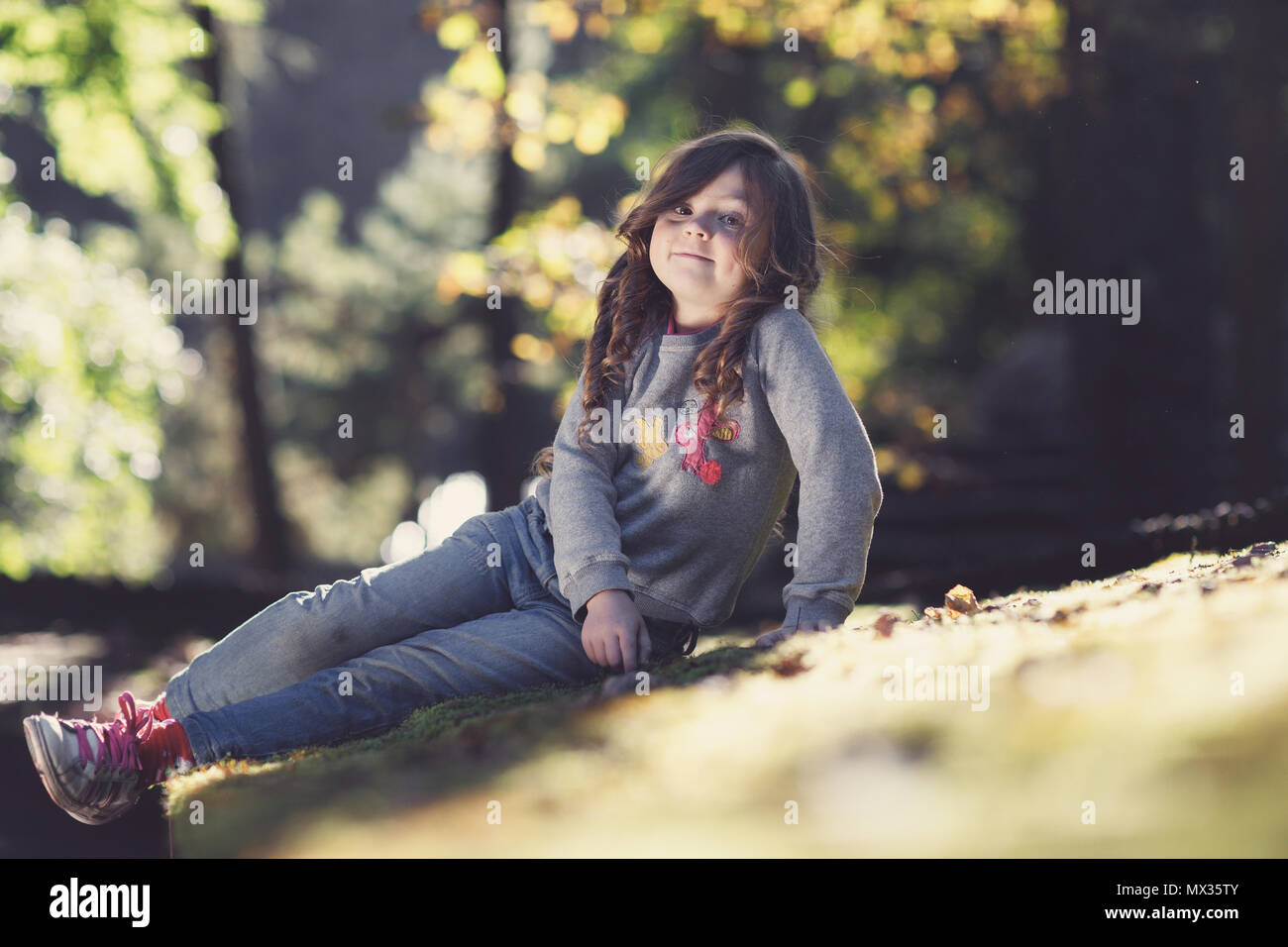 La felicità un ragazzo e una ragazza divertimento all'aperto sotto la luce del sole Foto Stock