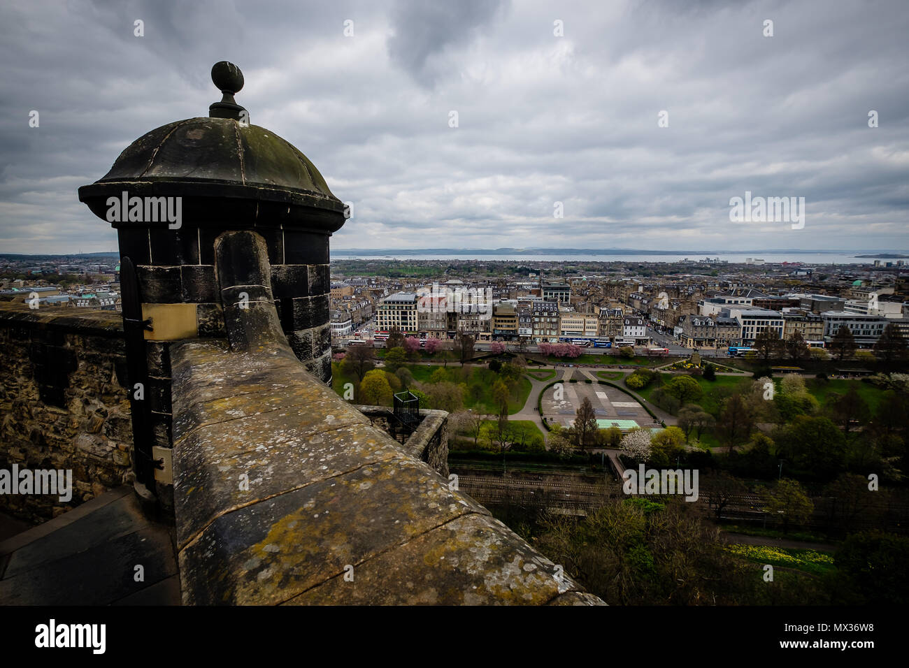 Vista di Princes Street dall'interno del Castello di Edimburgo, in Scozia, Regno Unito Foto Stock