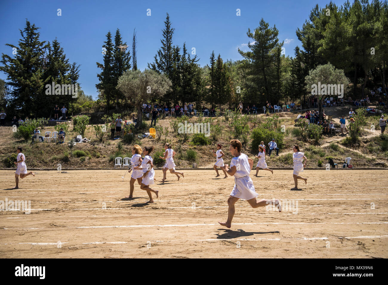 Guide di scorrimento in gara l'antico stadio di Nemea, Grecia, il 11 giugno 2016. Foto Stock