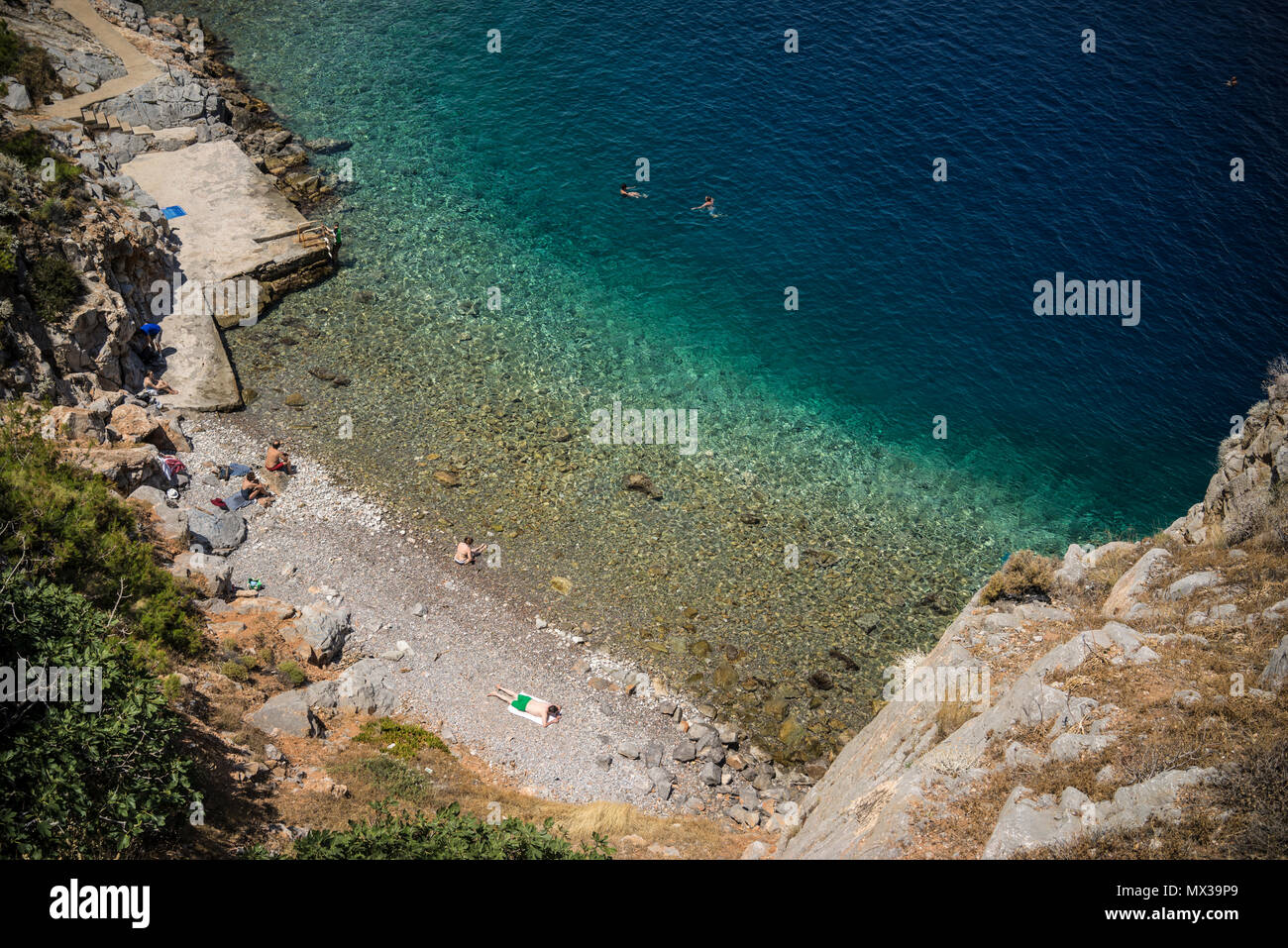 Una spiaggia dell'isola di Idra, Grecia, il 10 giugno 2016. Foto Stock