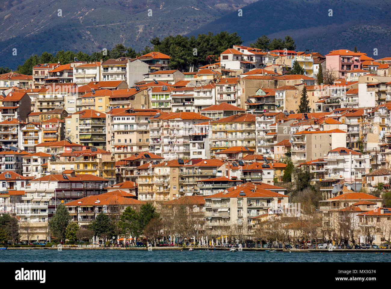 Vista del lago Orestiada e Kastoria, una città nel nord della Grecia nella regione della Macedonia Occidentale Foto Stock
