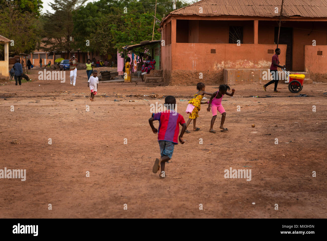 Bissau, Repubblica di Guinea Bissau - 31 Gennaio 2018: un gruppo di bambini che giocano al Cupelon de Baixo quartiere nella città di Bissau Guinea Bis Foto Stock