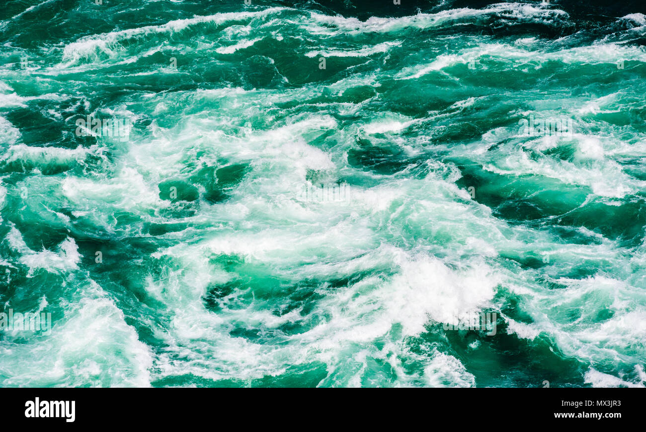Abstract potenti correnti di acqua e rapids zangolatura in flusso di Green River vicino a Niagara Falls, Ontario, Canada. Foto Stock