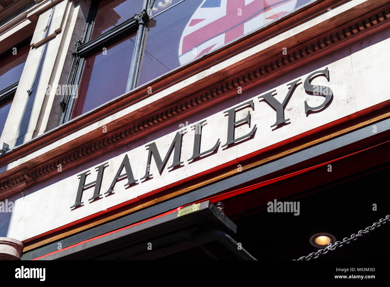 Nome segno esterno sulla facciata di Hamleys, l'iconico negozio di giocattoli in Regent Street, London W1 un importante strada commerciale della città capitale, REGNO UNITO Foto Stock