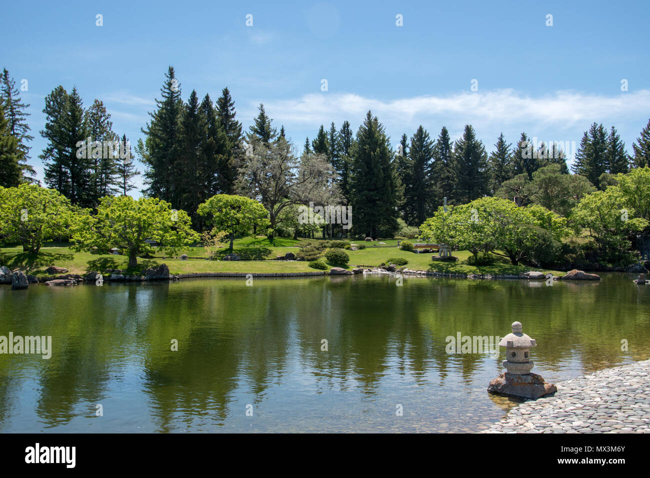 Wishing Well e stagno a Nikka Yuko giardino giapponese in Lethbridge, Alberta inaugurato nel 1967. Foto Stock