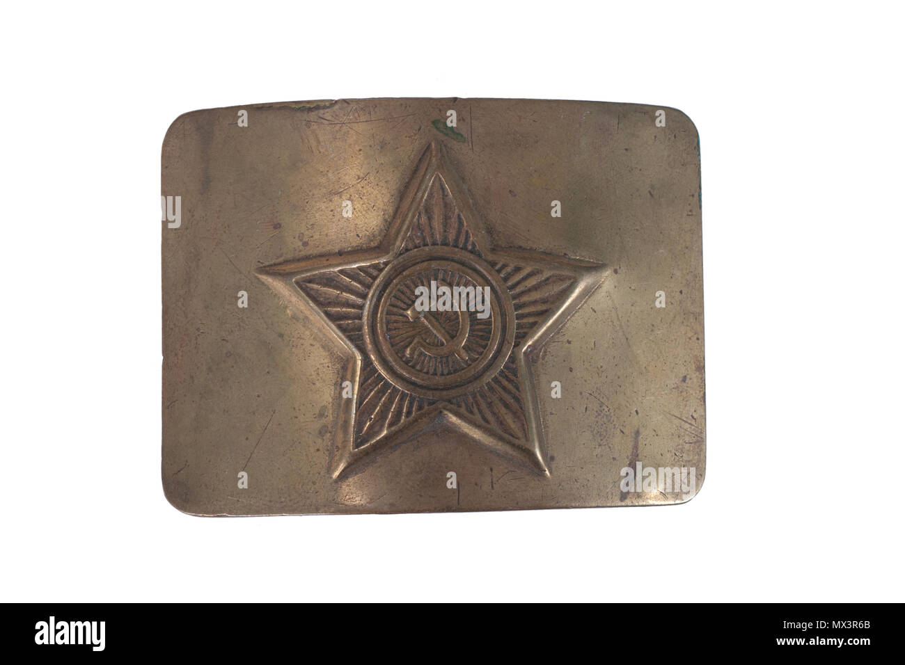 Vecchia fibbia vintage dall esercito sovietico isolato uniforme su sfondo bianco Foto Stock
