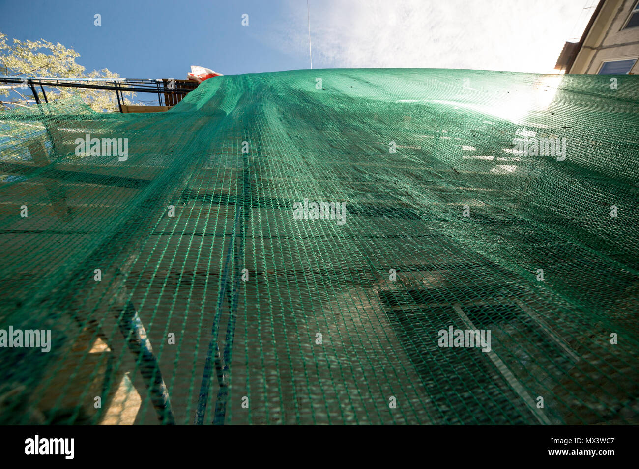 Ponteggio su edificio a cinque piani. Concetto di programma di rinnovo. Foto Stock