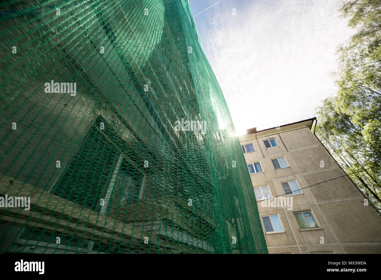 Ponteggio su edificio a cinque piani. Concetto di programma di rinnovo. Foto Stock