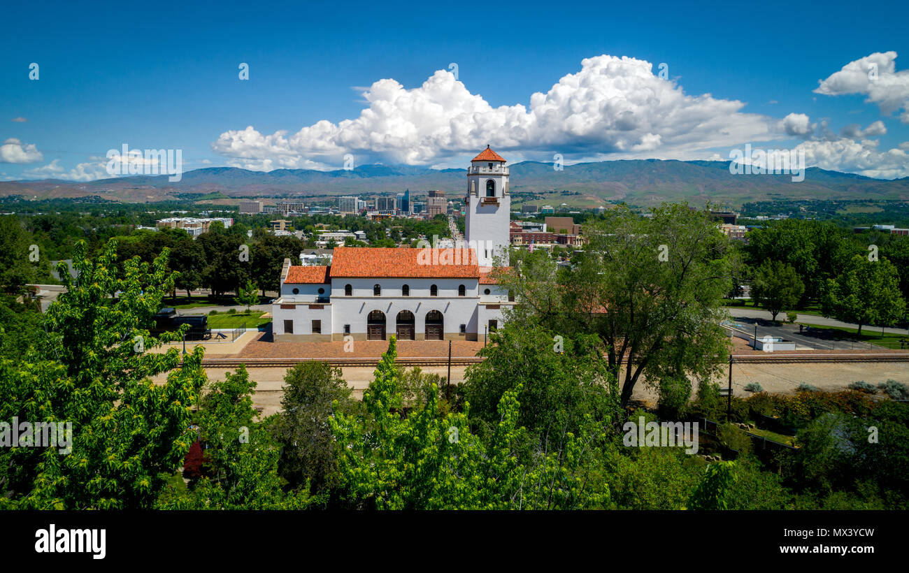 Deposito dei treni con Boise City in background e puffy nuvole Foto Stock