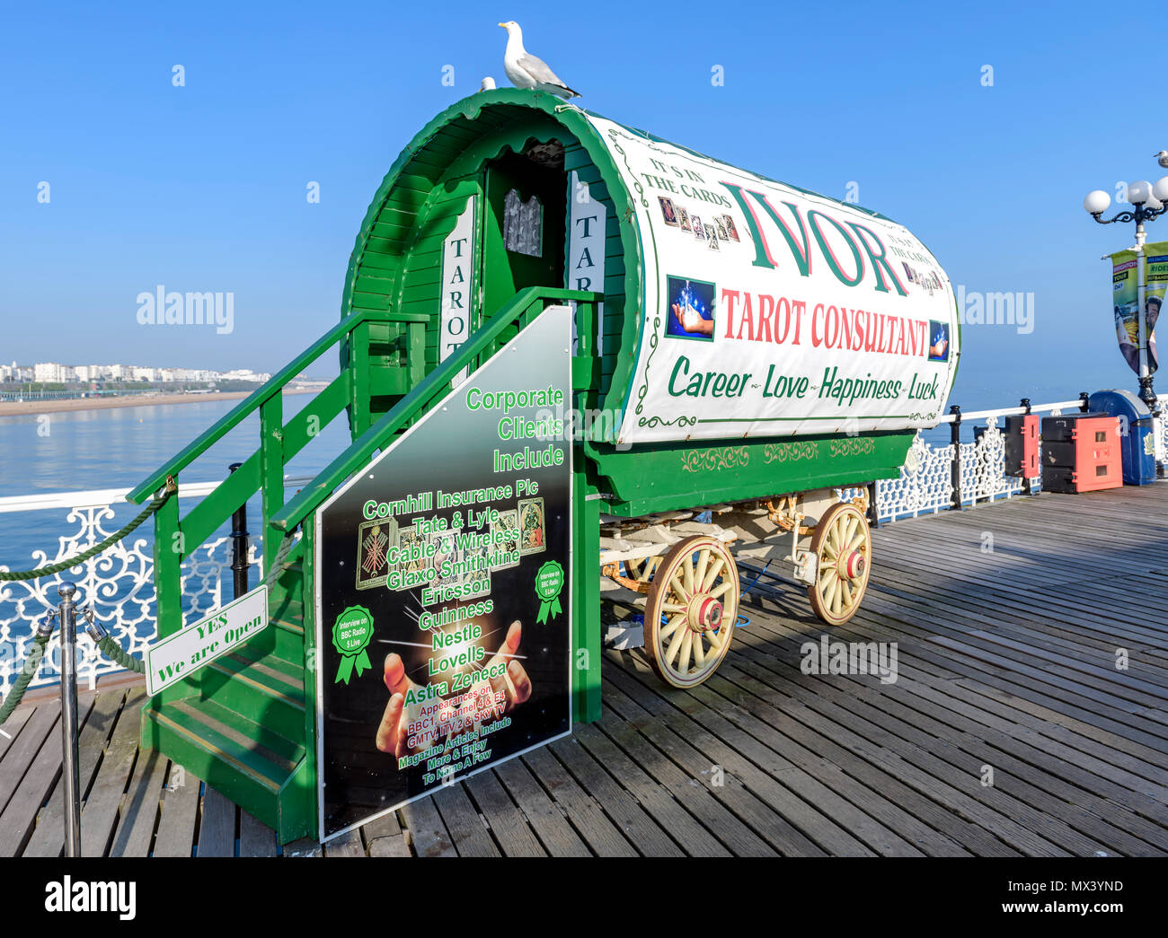 Ivor la carta dei tarocchi consulenti caravan sul molo di Brighton Foto Stock