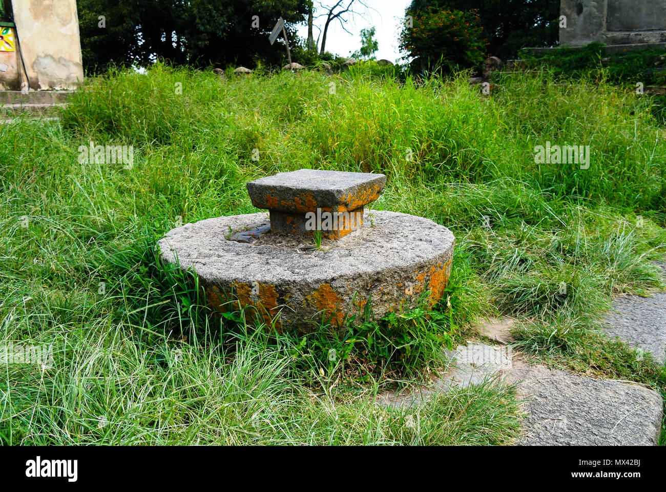 La pietra sgabello per l incoronazione vicino a Cattedrale di Nostra Signora Maria di Sion ad Axum, Etiopia Foto Stock