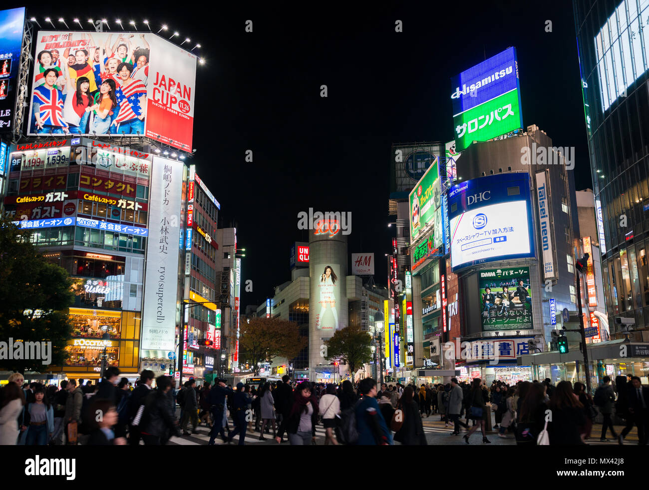 Tokyo di notte. Il famoso incrocio di Shibuya, l'incrocio più importante nel mondo Foto Stock