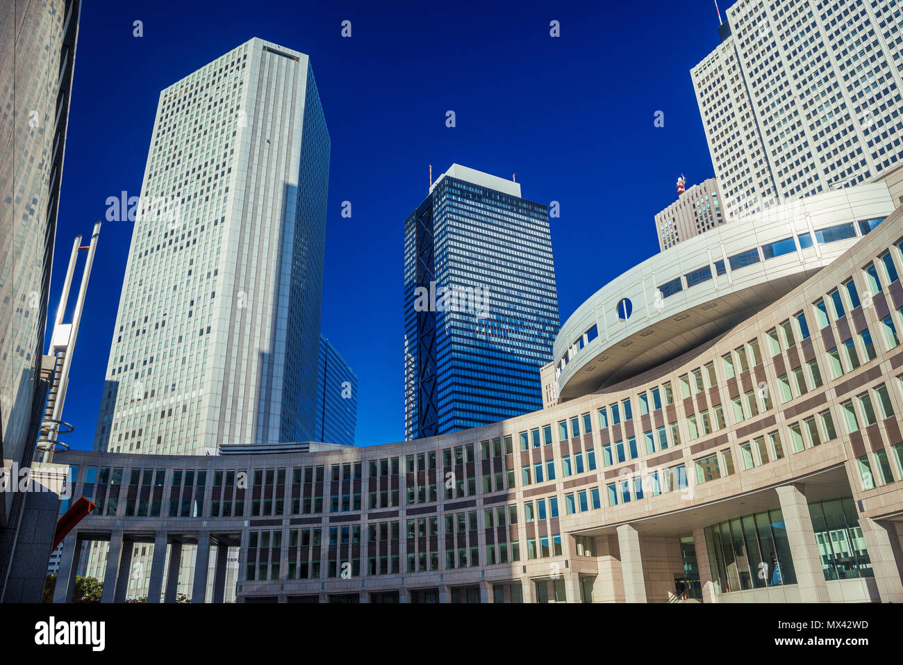 I moderni grattacieli torreggianti sopra la Tokyo Metropolitan complessivo nel quartiere di Shinjuku Foto Stock