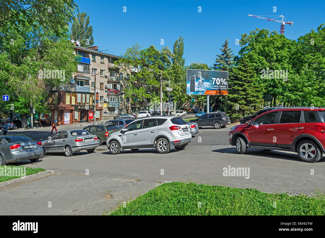 Dnipro, Ucraina - 17 Maggio 2017: parcheggio illegale su un marciapiede in downtown Dnipro. Violazione delle norme di parcheggio e diritti dei pedoni con il pieno c Foto Stock