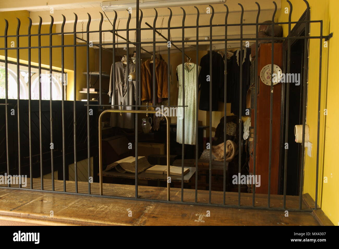 All'interno del pawnshop al Castello di Bunratty Foto Stock