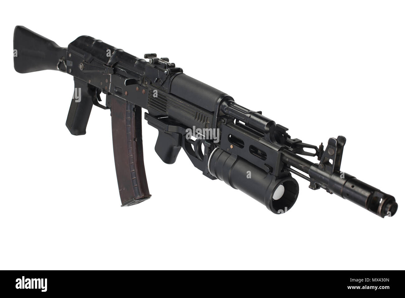 Moderno kalashnikov AK 74M fucile da assalto con underbarrel lanciagranate su bianco Foto Stock