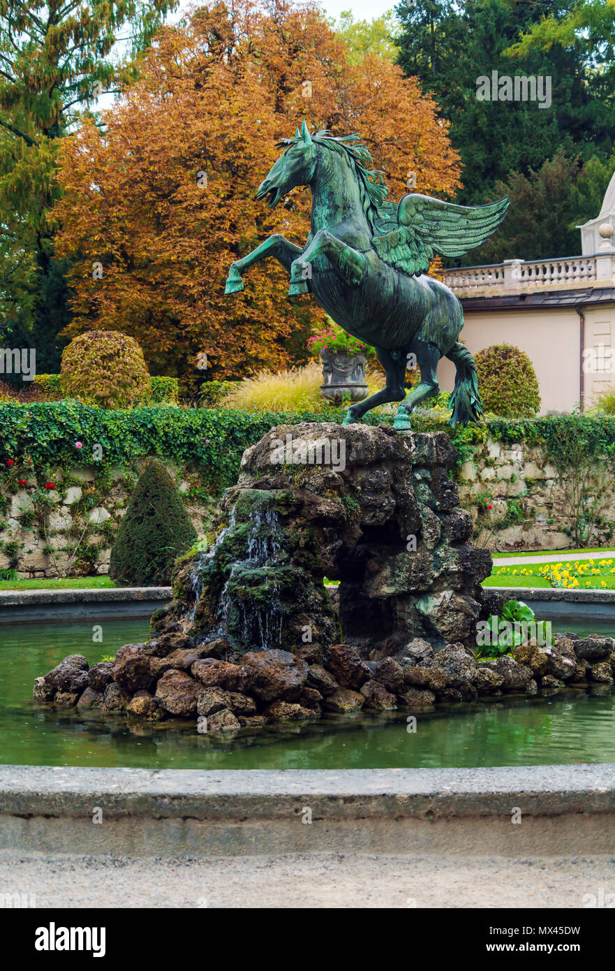 Salisburgo, Austria - 21 Ottobre 2017: Pegasus Fontana (1913) o Pegasusbrunnen il palazzo Mirabell Garden Foto Stock