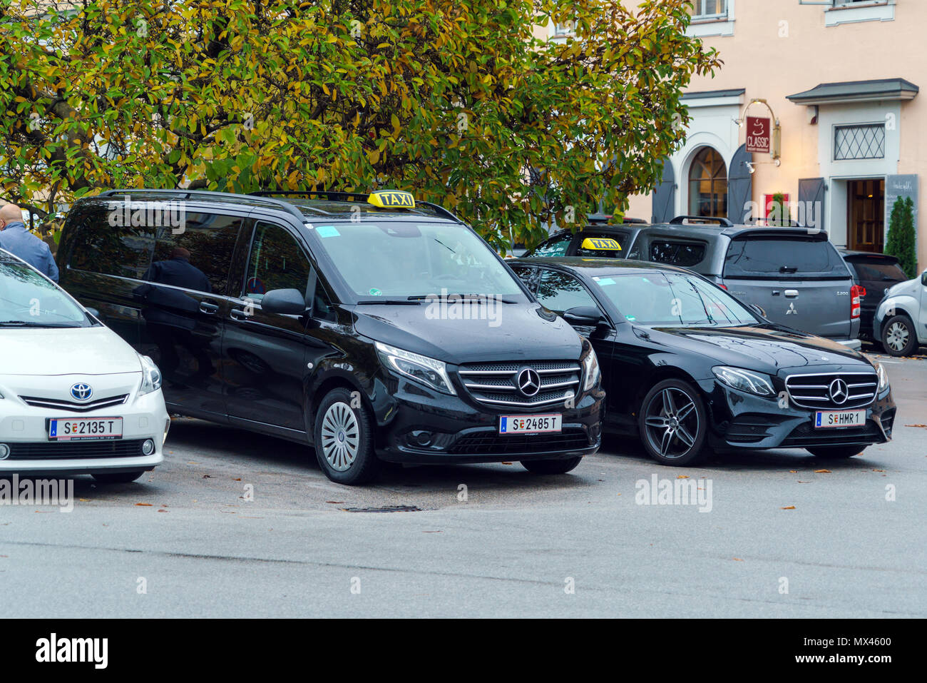 Salisburgo, Austria - 21 Ottobre 2017: parcheggio taxi nel centro della città vecchia Foto Stock