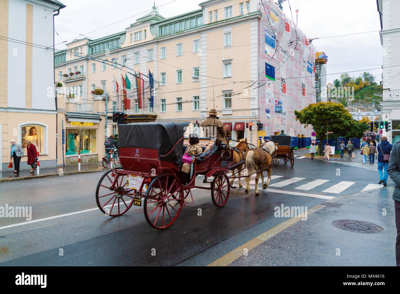 Salisburgo, Austria - 21 Ottobre 2017: Tradizionale passeggiate a cavallo i carrelli con i turisti per le strade della città vecchia Foto Stock