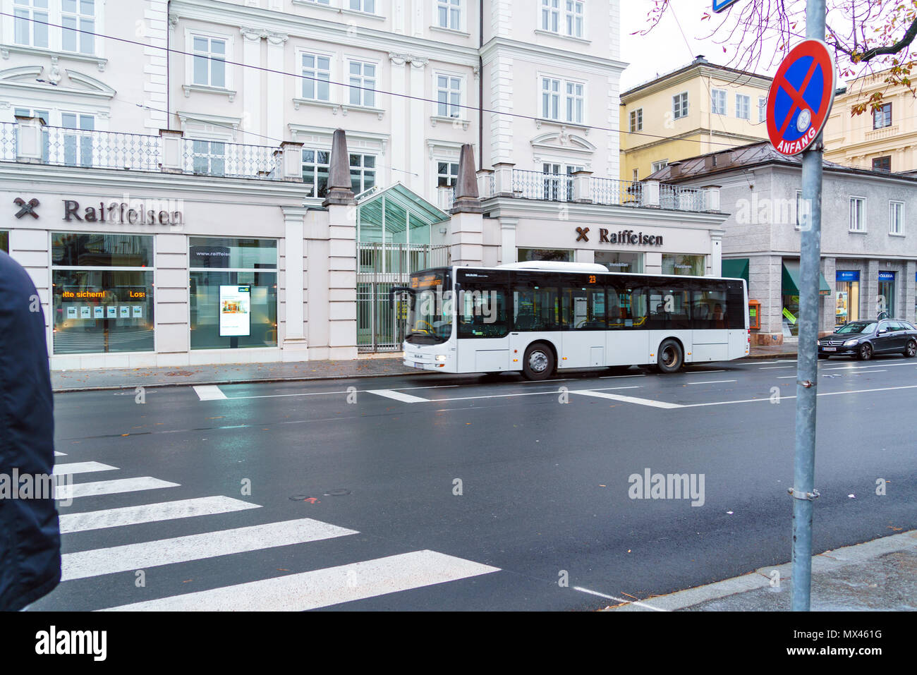 Salisburgo, Austria - 21 Ottobre 2017: Rosso bus moderno, parte del sistema di trasporti pubblici della città Foto Stock