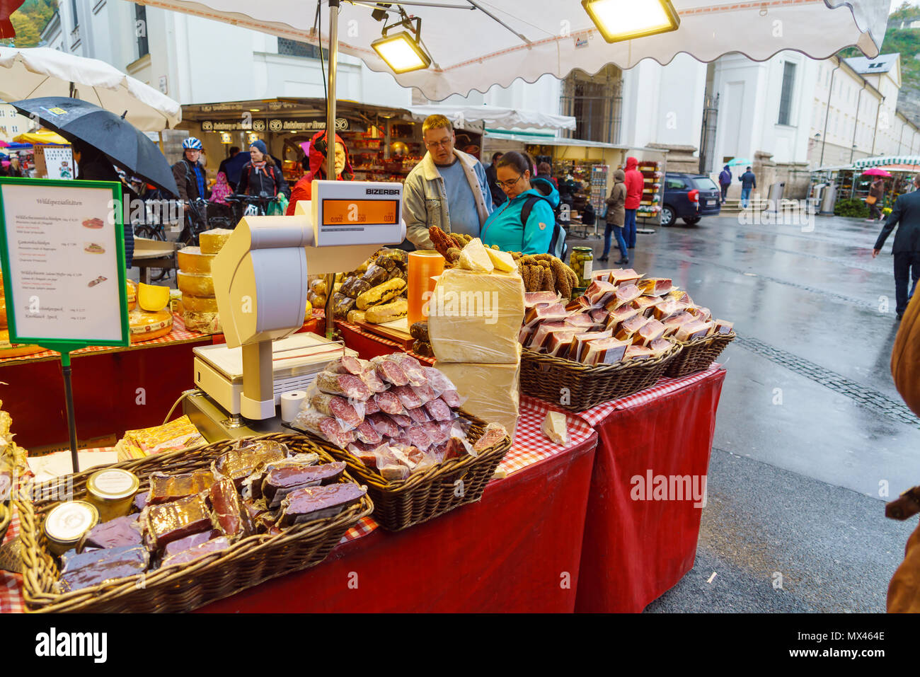 Salisburgo, Austria - 21 Ottobre 2017: Street scambi di salsicce, carne secca, formaggi e altri prodotti alimentari locali nella città vecchia Foto Stock