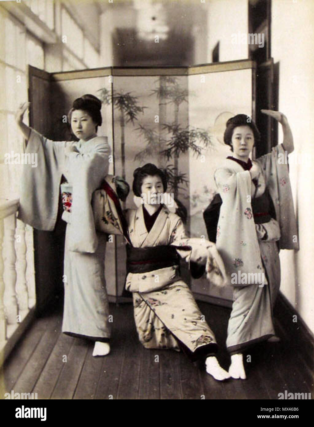 . Inglese: Tre ragazze in kimono furisode in posa su un engawa [veranda]. Colorate a mano albume silver stampa da Adolfo Farsari, c.1885. circa 1885. Questo file è privo di informazioni sull'autore. 513 Rashamen di Shinpuurou Foto Stock
